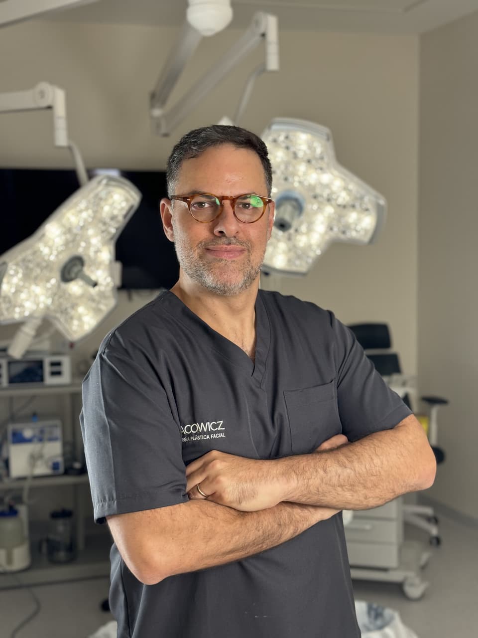 Dr. Ricardo Kacowicz realizando procedimento
